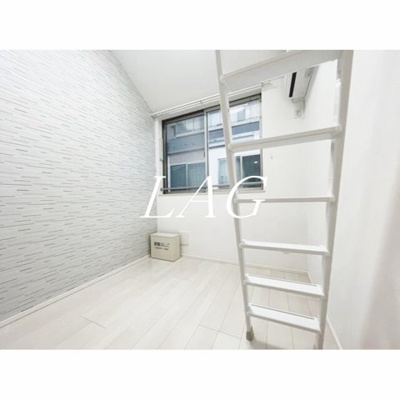 【居間・リビング】 | ＰＩＮＥＳ三軒茶屋 | 洋室のお部屋です。