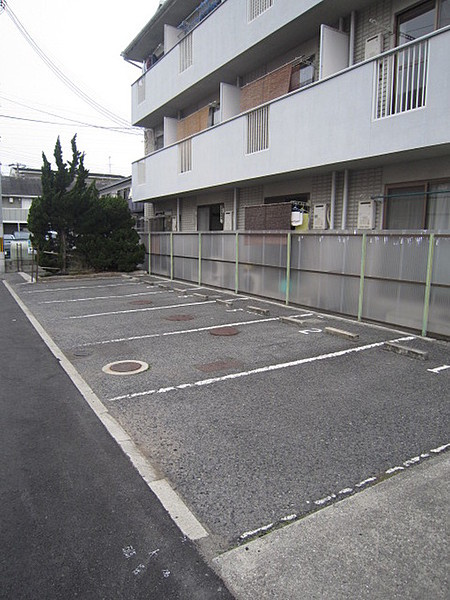モアクレスト東豊中の駐車場|駐車スペースもあります