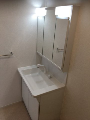 【洗面所】 | フェリーチェ前田 | 忙しい朝には欠かせない洗面所です