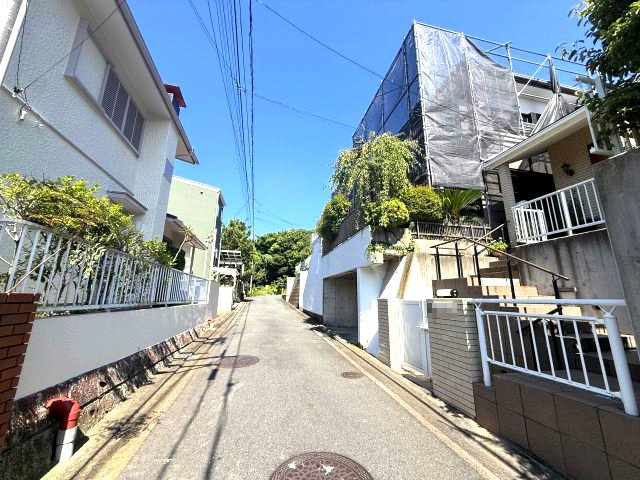 大型3LDK 小庭付きフルリノベーションの前面道路含む現地写真|前面道路