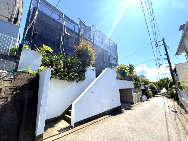 大型3LDK 小庭付きフルリノベーションの前面道路含む現地写真|前面道路