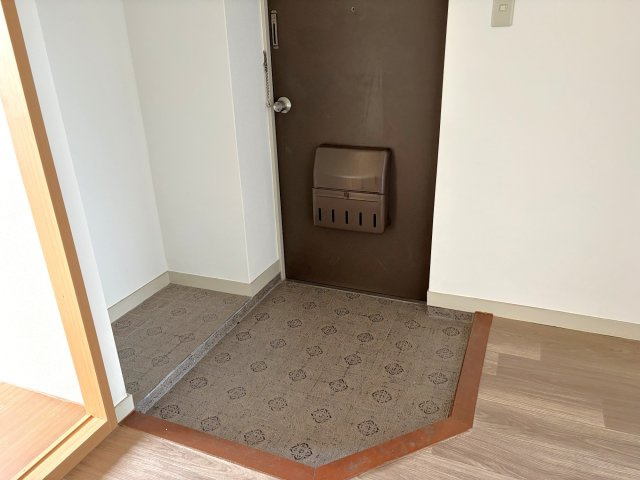 八事八幡山マンション東館の玄関