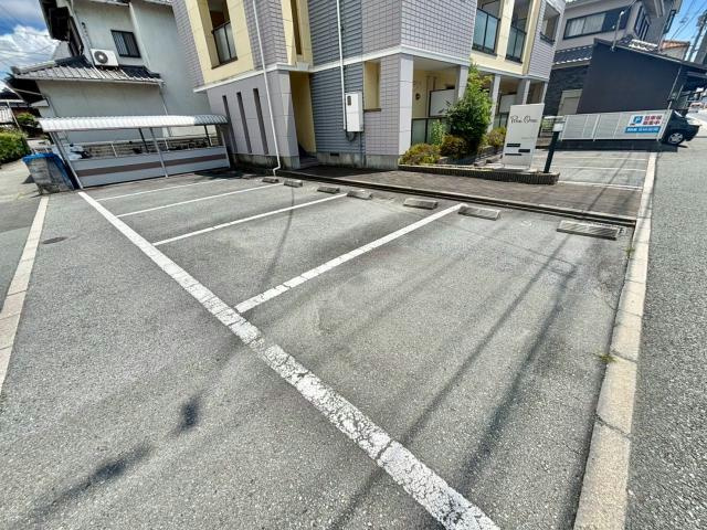 PineOneの駐車場