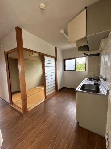 富戸　ペット可、駐車場付き、海の見える３Kのキッチン|キッチンと３畳和室