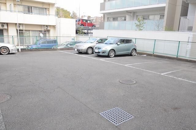 川野レジデンスの駐車場