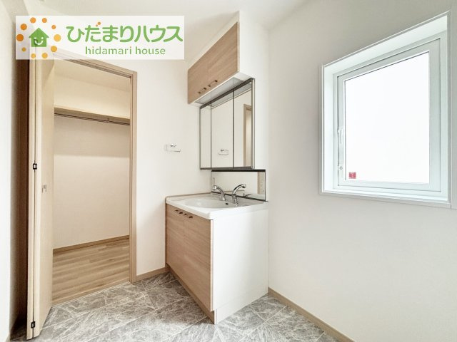 【独立洗面台】 | 龍ケ崎市藤ケ丘６丁目　中古戸建 | 脱衣所は1.25坪サイズで作られており、洗濯機や可動棚を設置してもゆとりある空間となっています♪