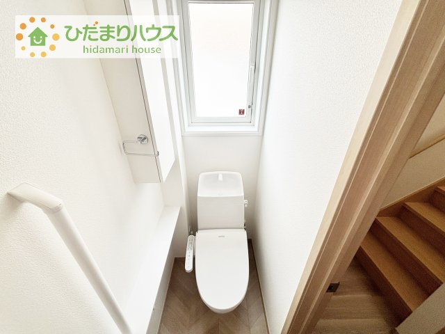 【トイレ】 | 龍ケ崎市藤ケ丘６丁目　中古戸建 | 備え付け収納が2箇所あり、トイレ用品や掃除用具をたっぷりとしまうことができます♪