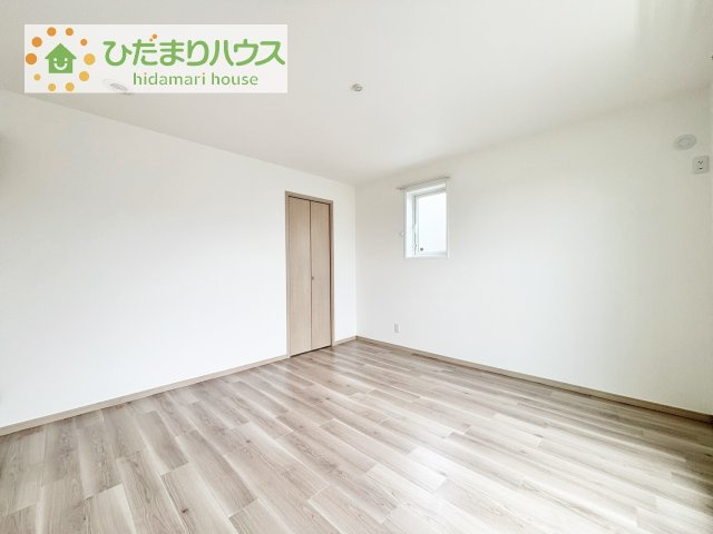 【寝室】 | 龍ケ崎市藤ケ丘６丁目　中古戸建 | 約8帖の寝室はベッドやテレビを置いても広々と使えます♪
床とクロスがお部屋の明るさをさらに増してくれます(^^)v