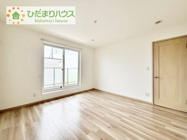 【寝室】 | 龍ケ崎市藤ケ丘６丁目　中古戸建 | 寝室の大きな窓からは、たくさんの日が差し込み、明るい日差しが朝を迎えてくれます。