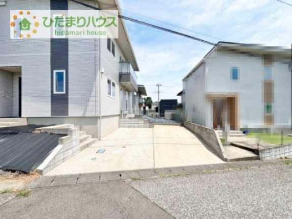 【駐車場】 | 龍ケ崎市藤ケ丘６丁目　中古戸建 | 駐車場は2台分確保！！
勾配が付いているため、雨の日でも水たまりが出来にくいです♪