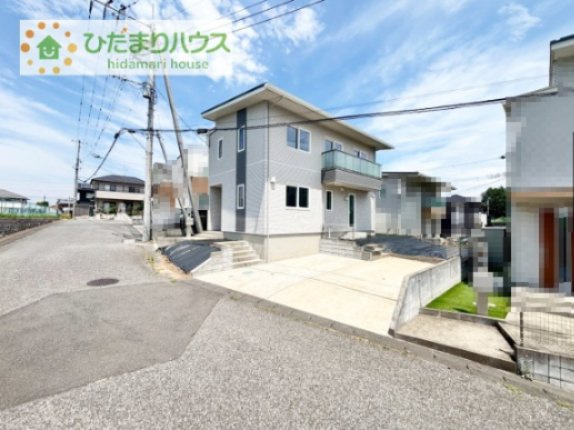 【外観】 | 龍ケ崎市藤ケ丘６丁目　中古戸建 | 一条工務店様施工の中古住宅！！
南側にお庭があり、日当たり良好♪
太陽光パネル付きで節約にもなります(^^)/
たつのこモールまで約800ｍで日々の生活もラクラクです。