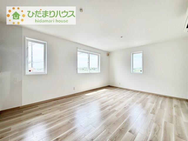 【居間・リビング】 | 龍ケ崎市藤ケ丘６丁目　中古戸建 | 窓が多く日中は電気いらずで生活ができます(^^)/
一種換気を取り入れているため、高い換気力と気密性を備えています♪
