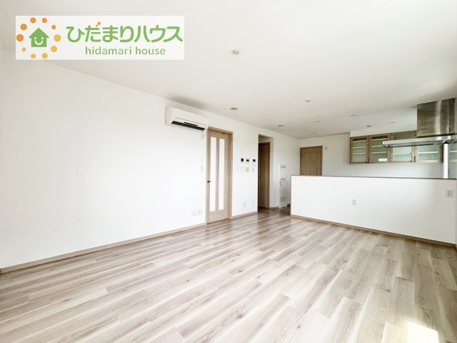 【居間・リビング】 | 龍ケ崎市藤ケ丘６丁目　中古戸建 | キッチンからリビングを見渡せる間取り設計のため、小さなお子様がいても安心です♪
