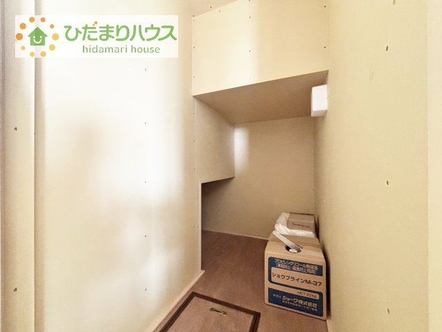 【収納】 | 龍ケ崎市藤ケ丘６丁目　中古戸建 | 階段下はお掃除用具や日用品を収納できるスペースとなっております。