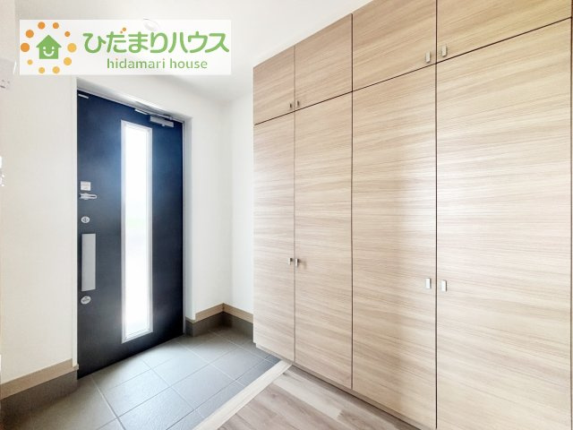 【玄関】 | 龍ケ崎市藤ケ丘６丁目　中古戸建 | 窓付きのドアで玄関も明るい空間になっています♪
シューズボックスは天井まであり、お子様が多いご家庭や、靴マニアの方でも満足できる収納量です！！