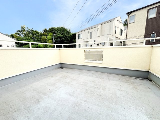 バルコニーは2面あり、面積が広いので寝具や洗濯物を乾かす際に広々と使用できます♪