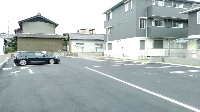 リビングタウン富木島 Bの駐車場