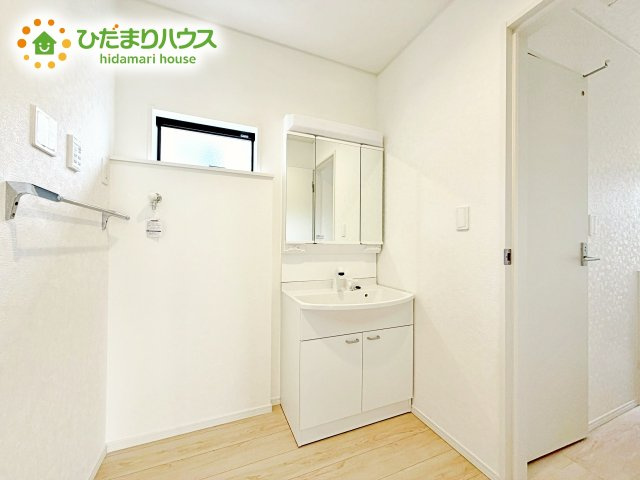 【独立洗面台】 | 小美玉市納場第4　新築戸建 | 人気の三面鏡洗面台！おしゃれもばっちり♪ご家族分もたっぷり収納できます！