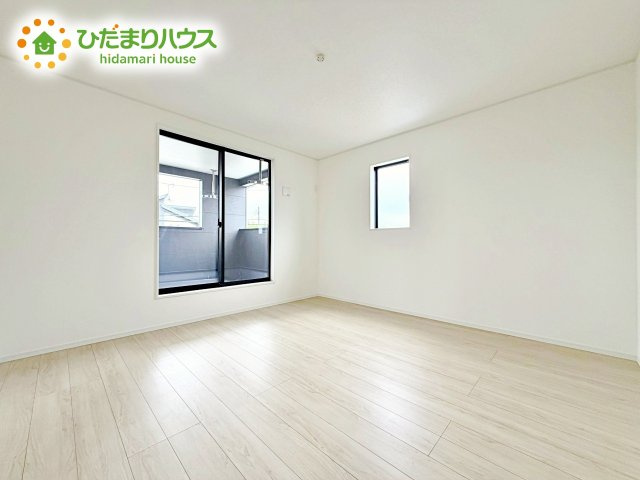 【寝室】 | 小美玉市納場第4　新築戸建 | 壁紙はシンプルで清潔なホワイトで統一しています。朝の光をたっぷり浴びながら一日をスタート！目覚めは明るくあたたかな場所で。