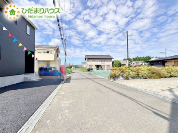 【前面道路含む現地写真】 | 小美玉市納場第4　新築戸建 | 閑静な住宅地なので、静かな環境で暮らしやすいですね。