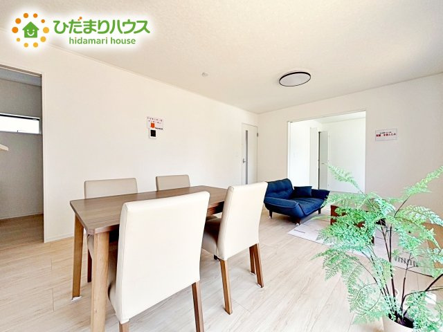 【居間・リビング】 | 小美玉市納場第4　新築戸建 | 家族団らんの時間も増えそうな、日当たり良好＆くつろぎのLDK