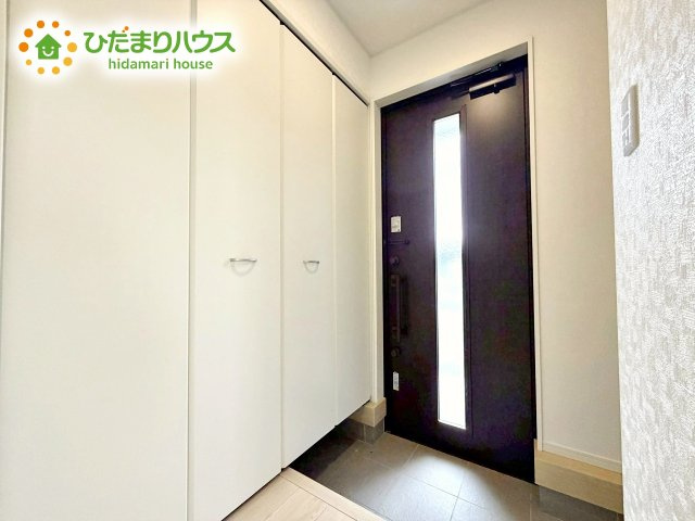 【玄関】 | 小美玉市納場第4　新築戸建 | 天井まであるシューズボックスは、家族全員の靴が入るため、散らかりがちな玄関もスッキリ片付きますね。