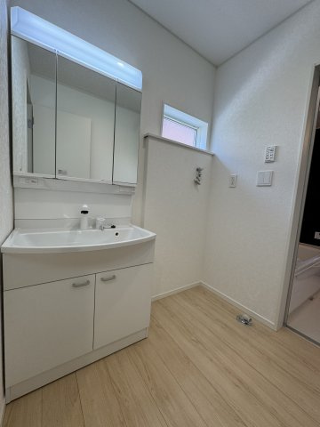 三郷市早稲田2丁目新築戸建■駅チカ10分■駐車並列3台可の独立洗面台