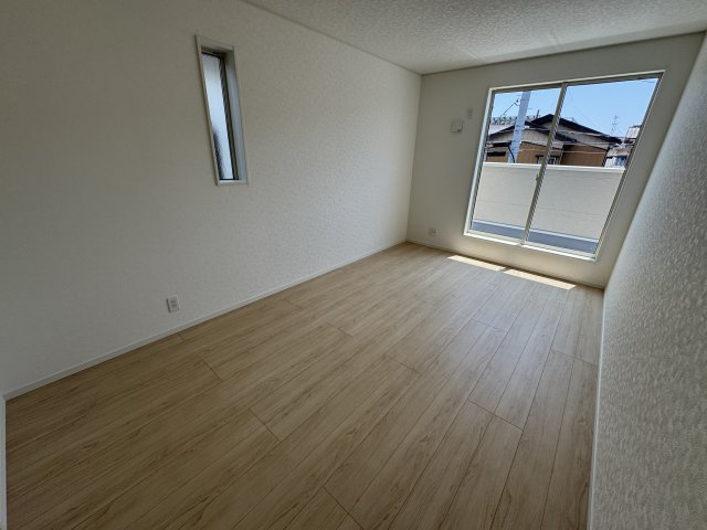 三郷市早稲田2丁目新築戸建■駅チカ10分■駐車並列3台可の収納