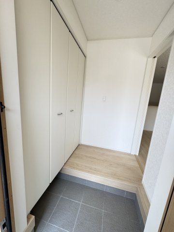 三郷市早稲田2丁目新築戸建■駅チカ10分■駐車並列3台可の玄関