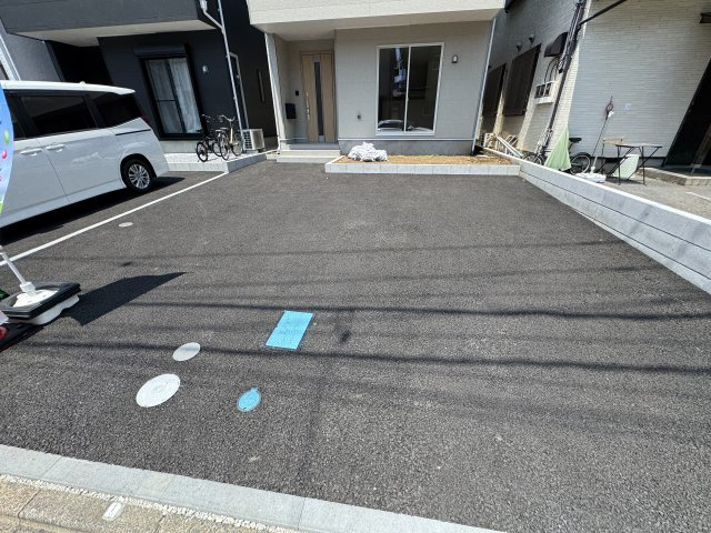 三郷市早稲田2丁目新築戸建■駅チカ10分■駐車並列3台可の駐車場