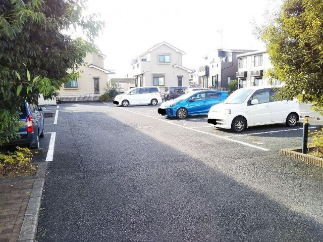 レオパレスひまわりの駐車場