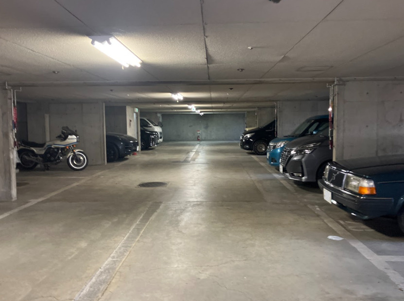 クリスタル23の駐車場