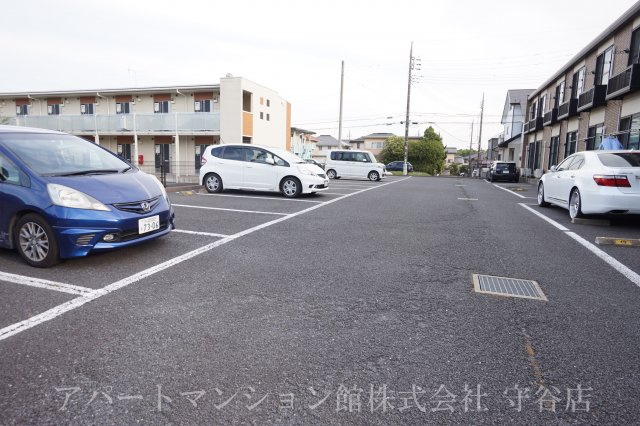 レオパレスヴェルヴェデーレの駐車場