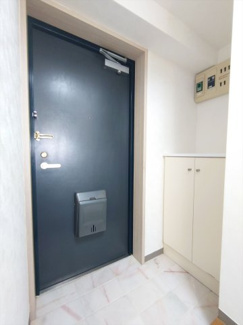 【玄関】 | 同間取り違うお部屋、清潔感のある玄関