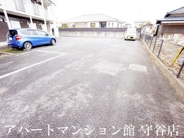 レオパレスアメニティハイツの駐車場