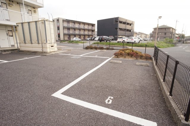 レオパレスしるびあの駐車場