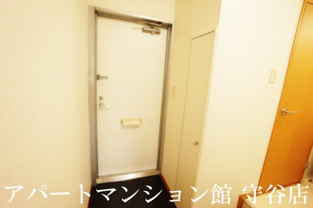 レオパレス松ヶ丘の玄関