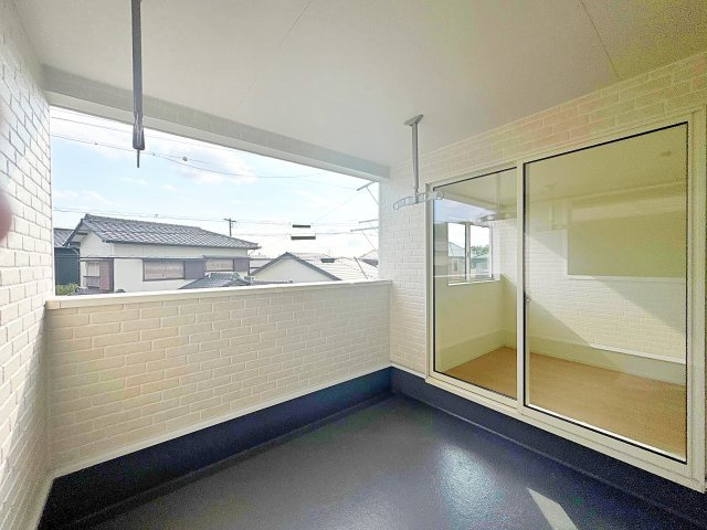 クレイドルガーデン豊田市新町第２　全４棟のバルコニー|家族の洗濯物もまとめて干せるインナーバルコニー。天候を気にせず家事ができて助かります。
