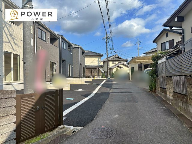 クレイドルガーデン豊田市新町第２　全４棟の前面道路含む現地写真|前面道路はゆったり広めに確保されているので、ベビーカーでのお散歩も車の出し入れも気持ちよく行えます。