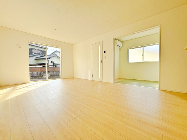 クレイドルガーデン豊田市新町第２　全４棟の居間・リビング|家族が自然と集まる広々としたリビング。お子様の成長を見守りながら過ごせます。