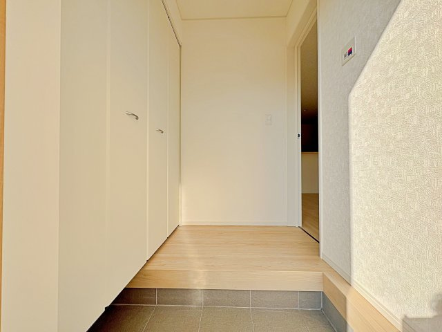 クレイドルガーデン豊田市新町第２　全４棟の玄関|大容量のシューズ収納で、家族分の靴や外遊び道具もすっきり収納。日々の使いやすさにも優れています。
