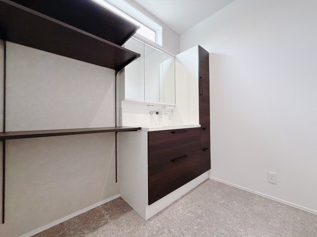 【中古戸建】高崎市福島町のキッチン|■洗面室｜リネンスペースには、タオルやバスタオル・着替えなどが置けるので大変便利です♪買い置きした洗剤もしまえてどんな時も綺麗な状態を保てます♪
