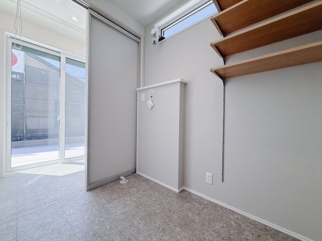 【中古戸建】高崎市福島町の独立洗面台|■ランドリールーム｜洗面室からの同線でランドリールームをご用意しております♪毎日の家事もらくらくです♪