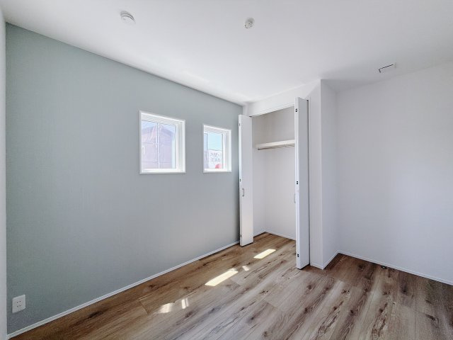 【中古戸建】高崎市福島町の洋室|■2階洋室｜ナチュラルカラーの床です。模様替えなどとても楽しく工夫できます♪陽当たり、風通しもとても良いので毎日快適な生活スタートです！子供部屋にも良いですね♪