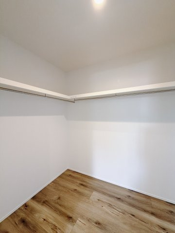 【中古戸建】高崎市福島町の収納|■WIC｜主寝室には夢のウォークインがございます♪お洋服やバッグだけでなく、増えていくお洋服やご家族での思い出の品もしっかりと収納します( ＾＾ )