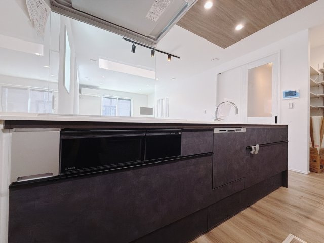 【中古戸建】高崎市福島町のキッチン|■キッチン｜リビングまでの見通しが良く、家事をしながらでも、お子様の様子を見られるようになっています。お子様がいつもママのそばにいる安心感も生まれます♪