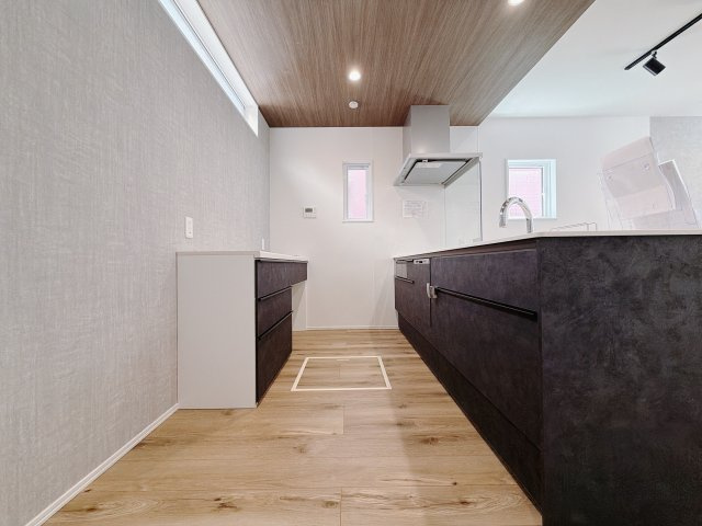 【中古戸建】高崎市福島町のキッチン|■キッチン｜ワークトップの幅が広く、お子様といっしょにお料理をつくったり、ちょっとしたパーティーも楽しめます。フラットなのでお掃除がしやすいのもポイントです♪