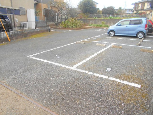レオパレスグレイスの駐車場