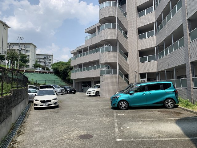 ラヴィスタ東豊中の駐車場