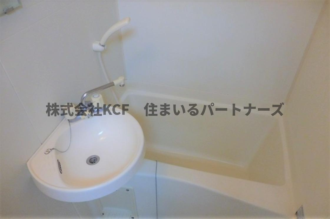 江崎ガーデンビルの浴室|日々の疲れを癒すお風呂付です